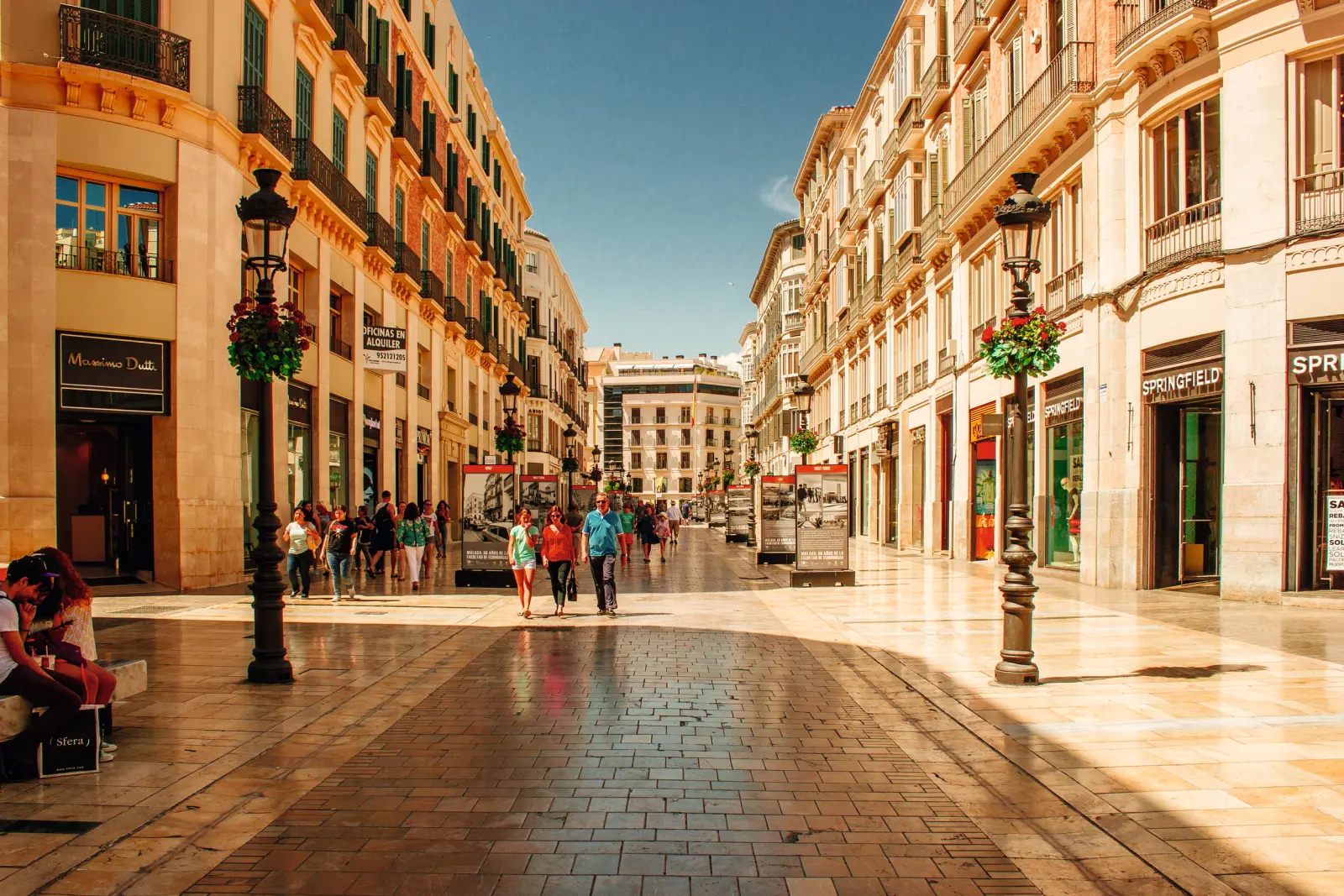 Via dello shopping in una città mediterranea con tempo soleggiato.