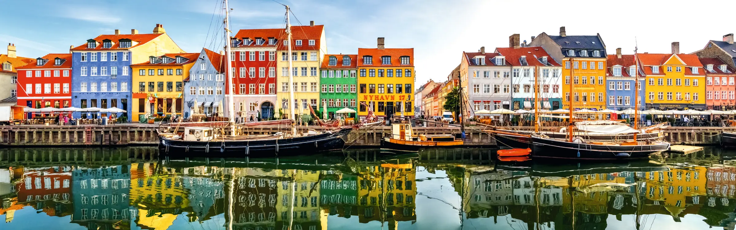 Nyhavn a Copenaghen con case colorate e navi nel porto.