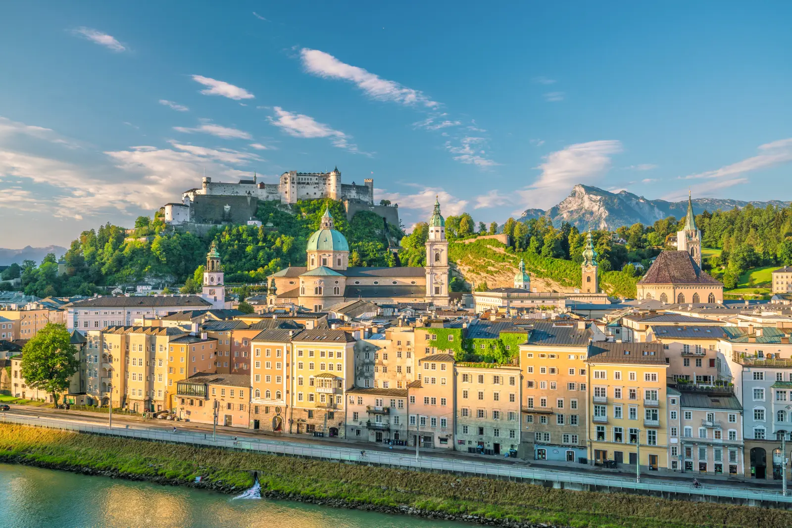 Centro storico di Salisburgo con la fortezza Hohensalzburg sullo sfondo.