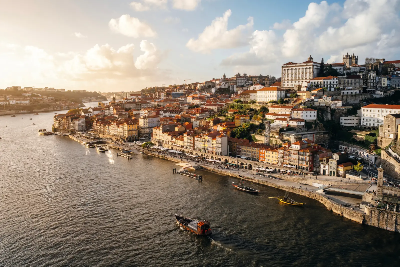 Vista panoramica della città di Oporto al tramonto