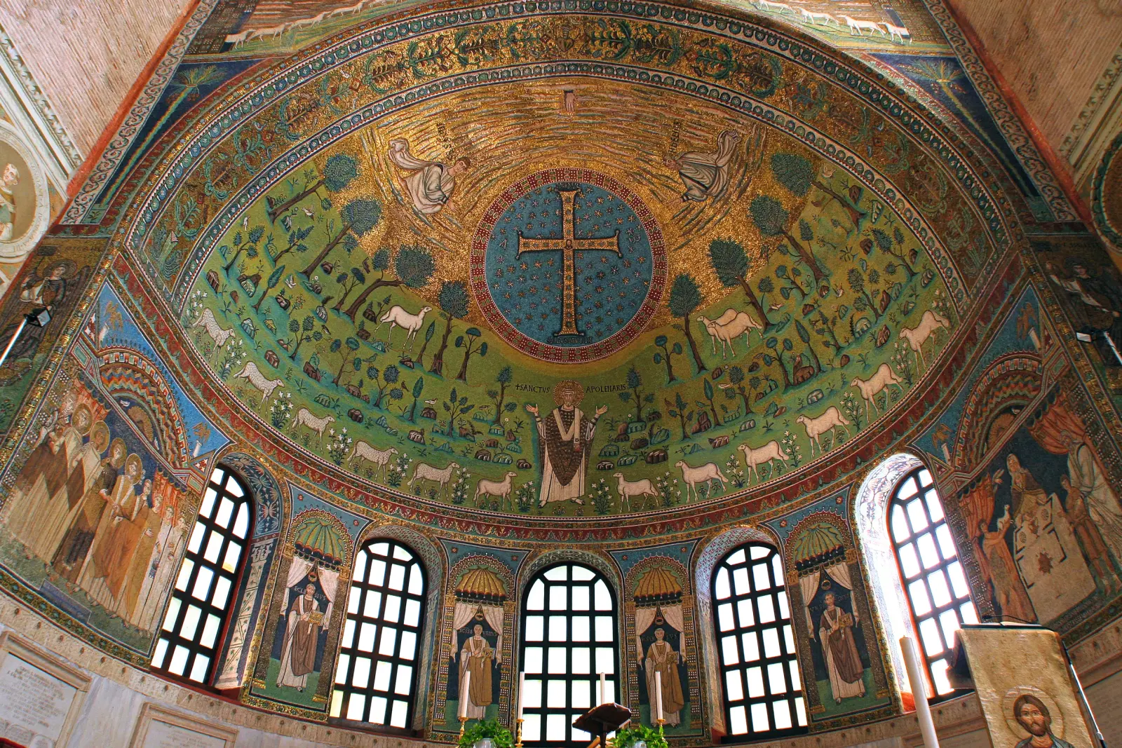 Coupole d’une nef ornée d’une mosaïque colorée à motifs religieux.