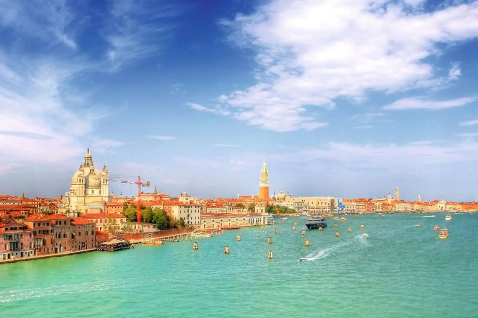 Vista panoramica di Venezia con edifici e acqua sotto un cielo limpido.