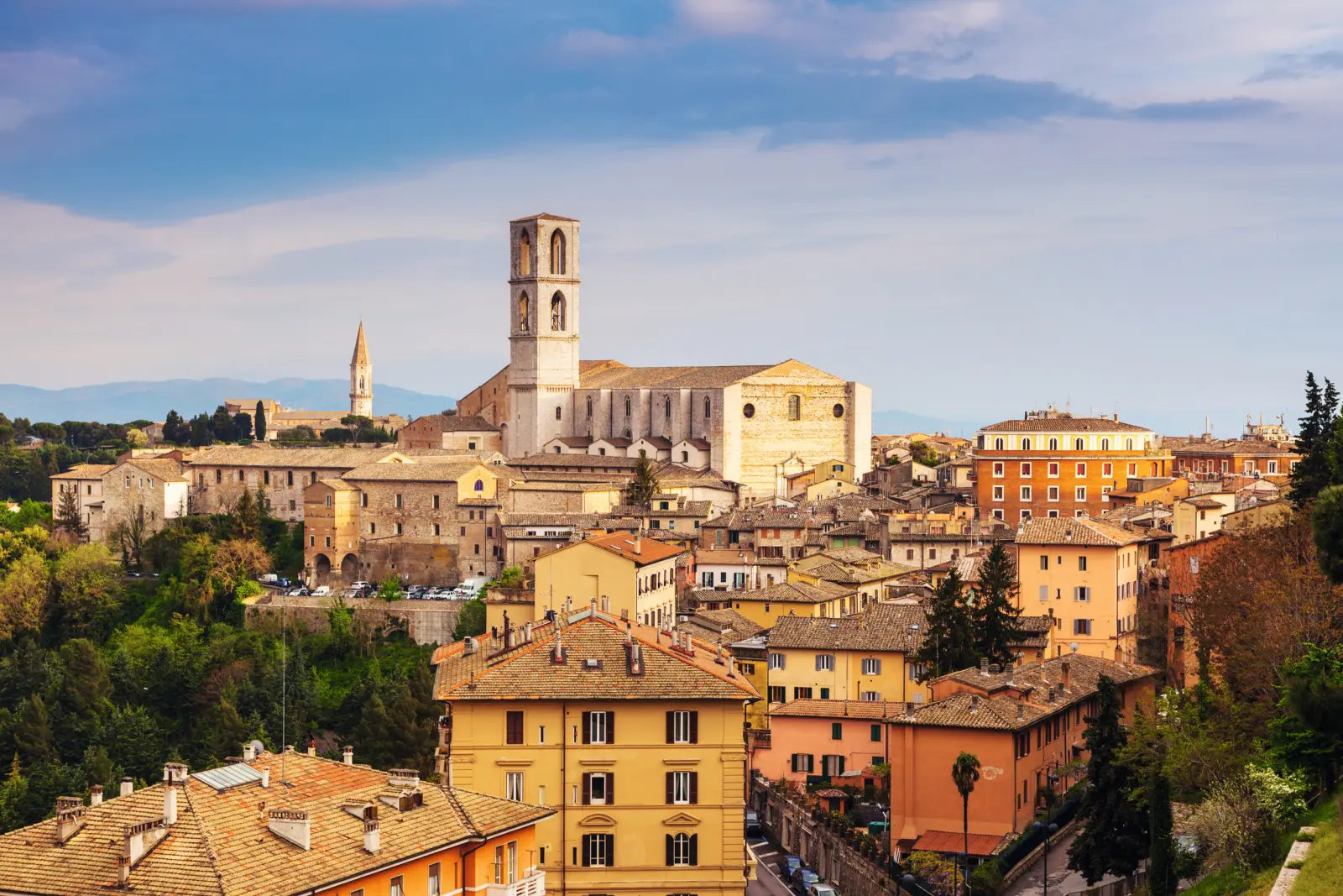 Veduta della Basilica di San Domenico a Perugia con gli edifici circostanti, in Umbria, Italia.