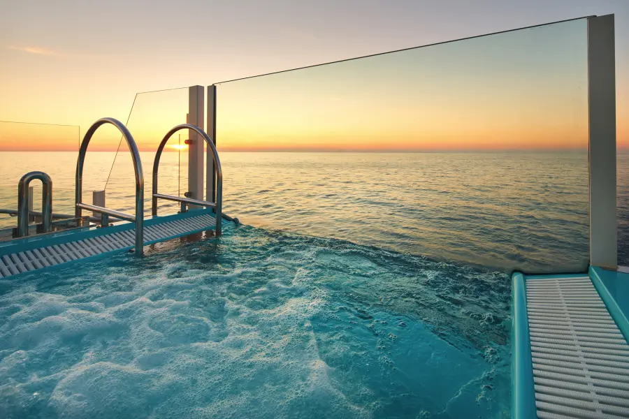 Jacuzzi sulla terrazza infinity Costa Toscana