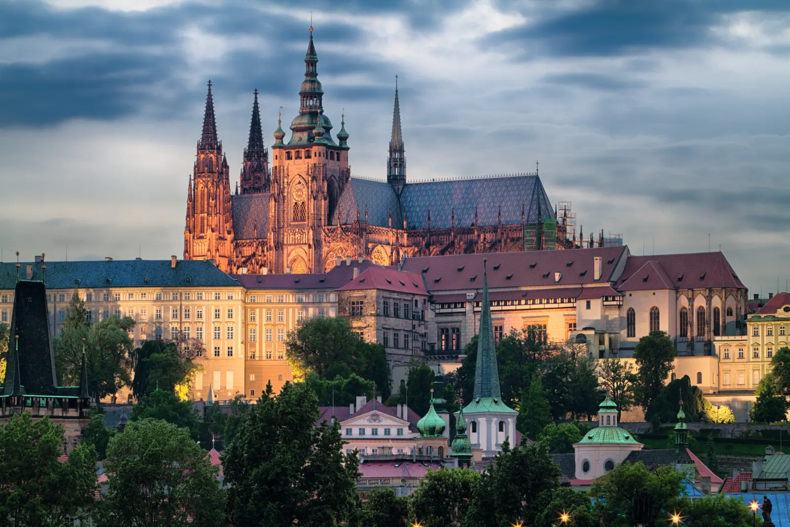 Il Castello di Praga e la Cattedrale di San Vito alla luce della sera.