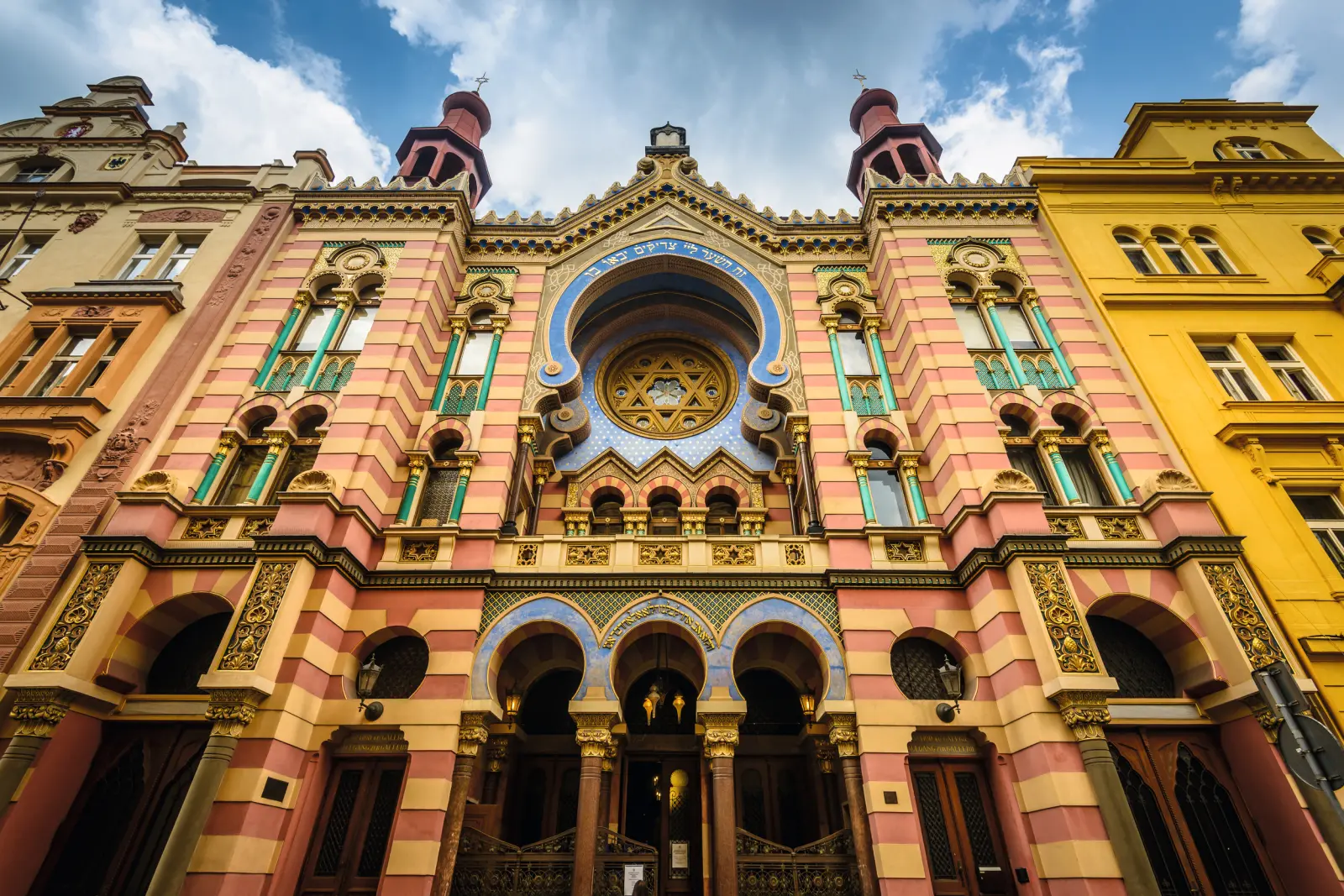 Synagogue du Jubilé à Prague, avec sa façade colorée et ses détails architecturaux historiques.