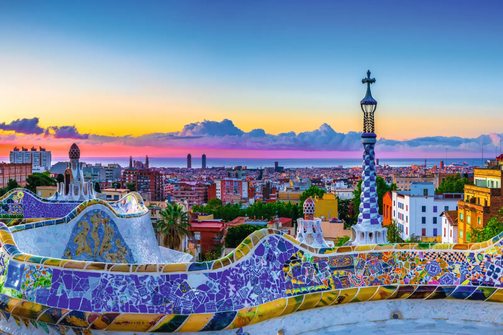 Parc Güell au coucher du soleil, avec vue sur Barcelone.