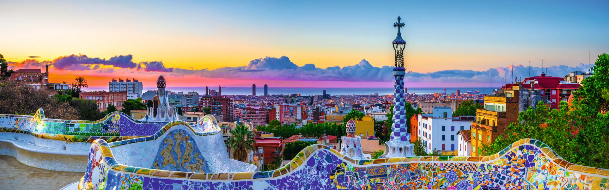 Parco Güell al tramonto con vista su Barcellona.