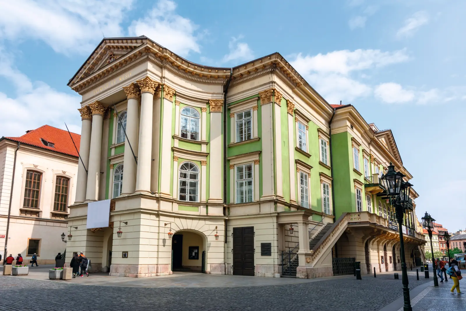 Le Théâtre des États (Stavovské divadlo) dans la vieille ville de Prague, en Tchéquie, par temps ensoleillé.