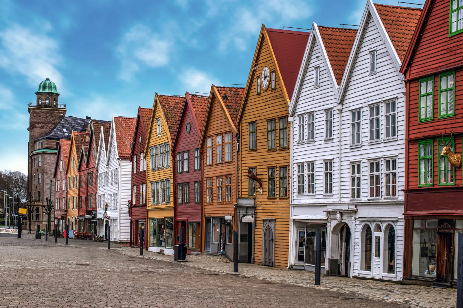 Colorate case in legno di Tyske Brygge a Bergen, Norvegia, sulla costa sudoccidentale della Scandinavia.