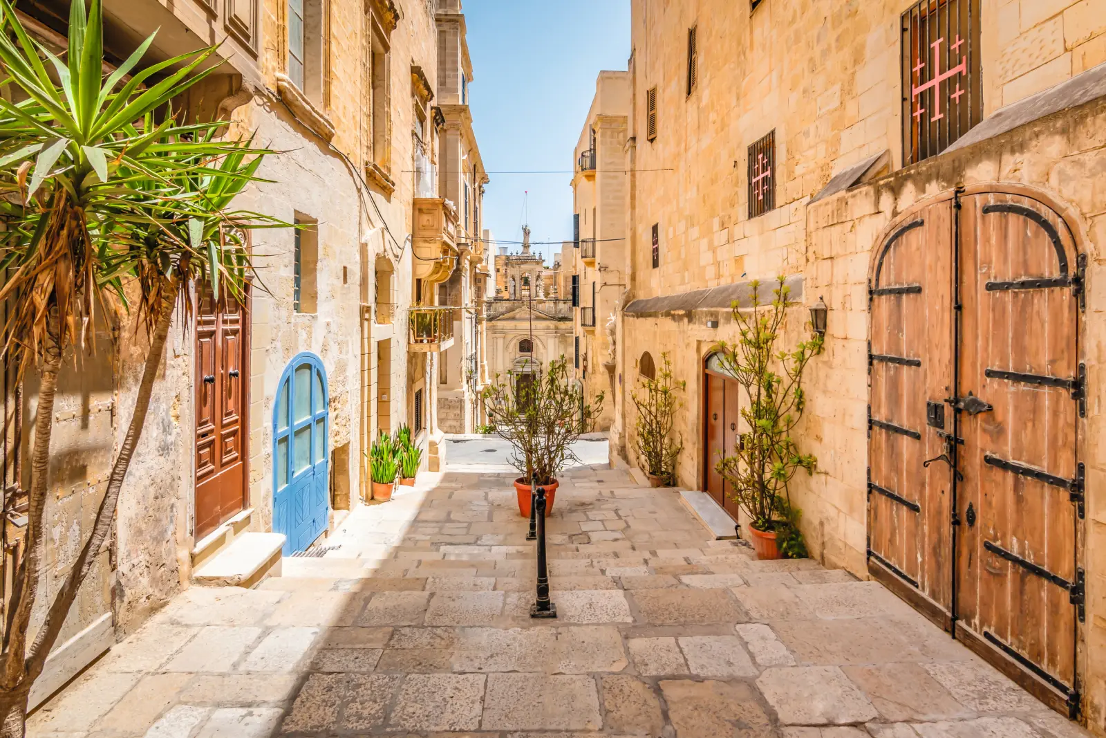 Centro storico di La Valletta, Malta, con vicoli stretti e architettura tradizionale.
