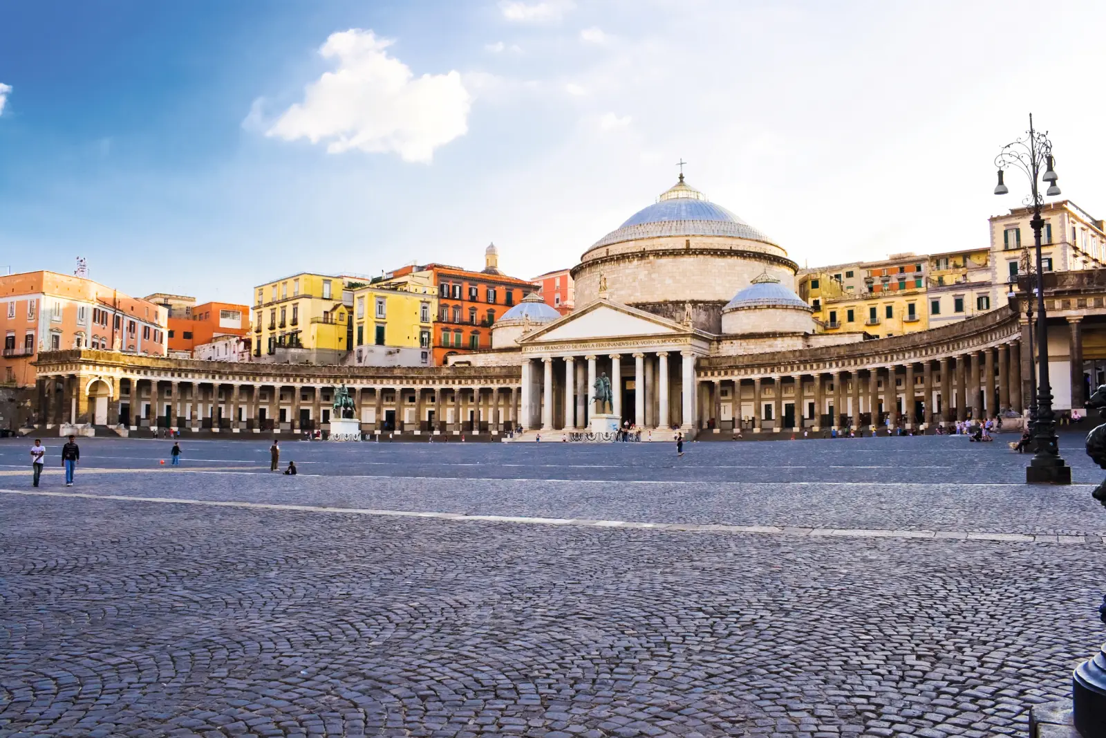 Weitblick auf die Piazza del Plebiscito in Neapel mit Kirche und Gebäuden im Hintergrund.