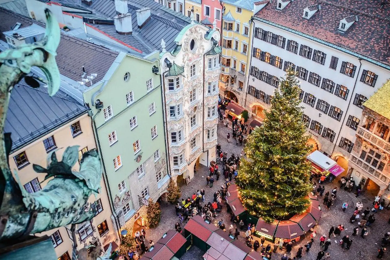 Mercatino di Natale davanti al Goldenes Dachl a Innsbruck, veduta dall'alto.