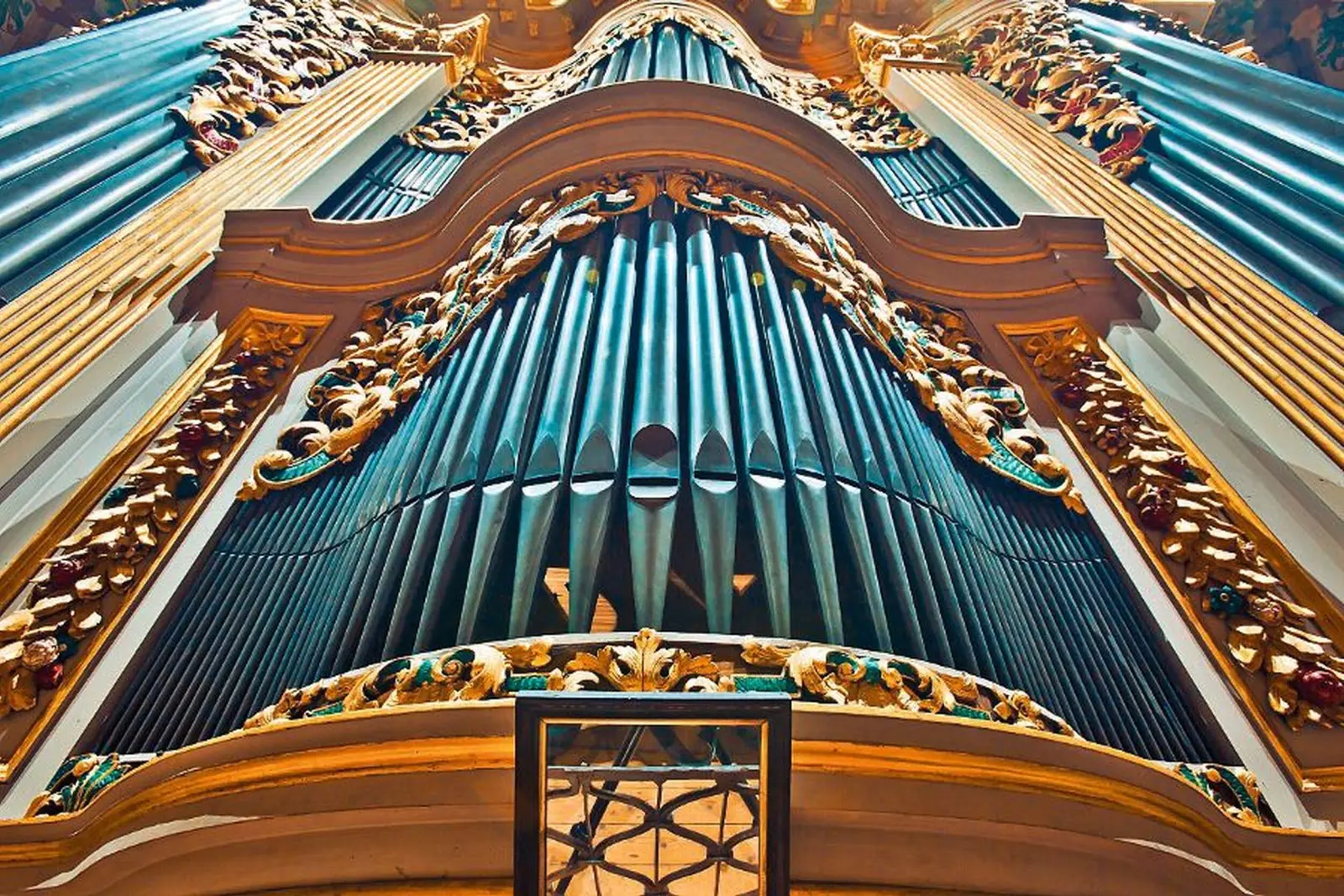 Silbermann organ in Freiberg with ornate pipes and rich decoration.