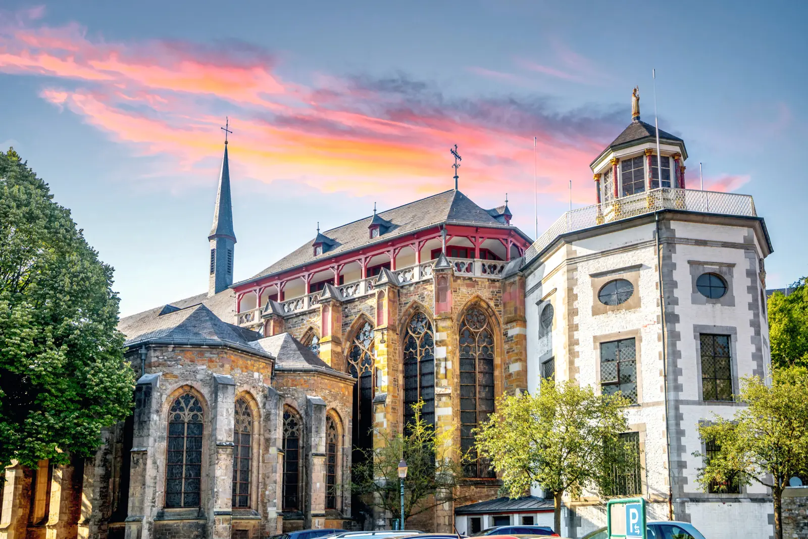 Edificio storico con una chiesa e una torre al tramonto.