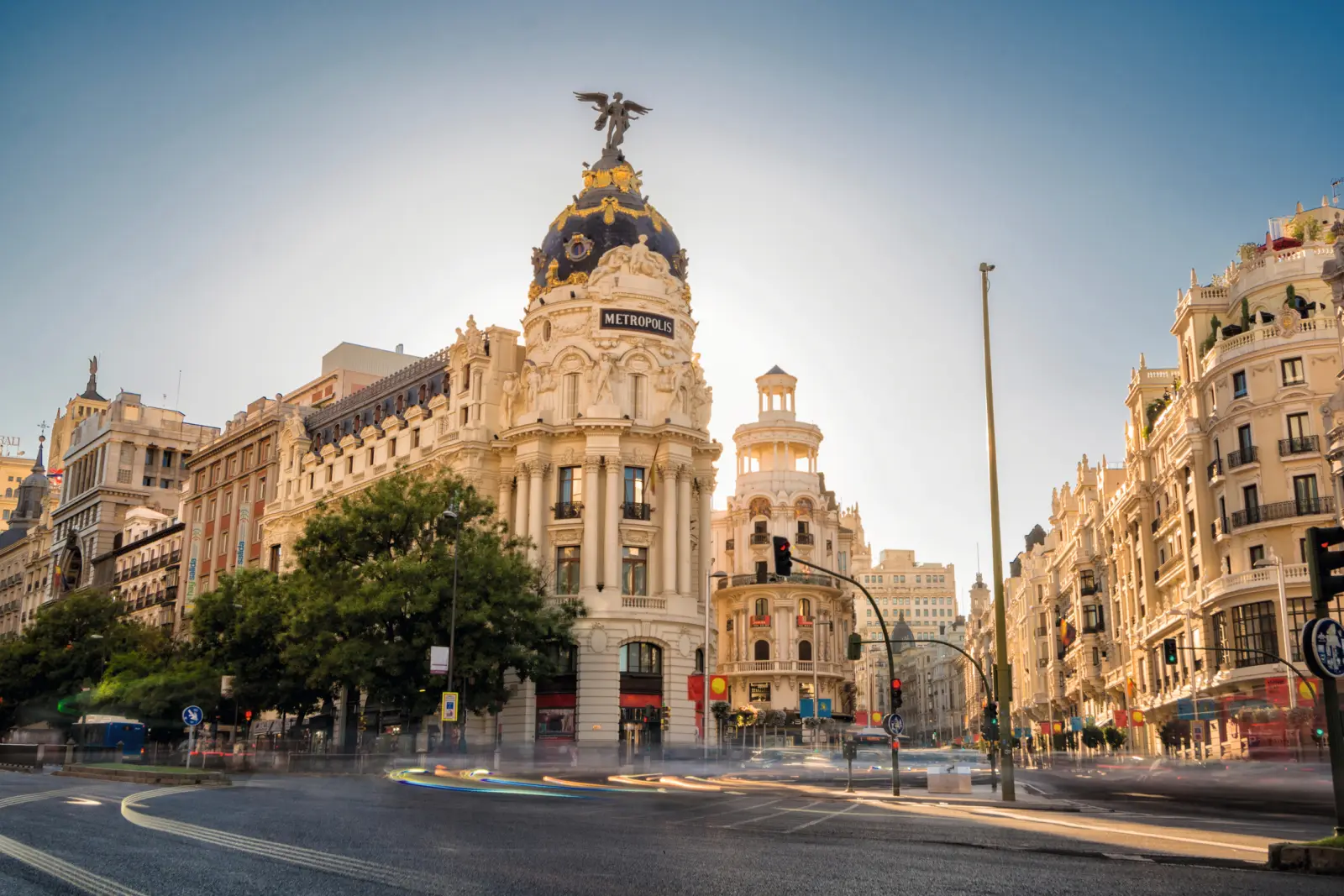 Skyline di Madrid con vista sulla Gran Vía e sugli edifici storici alla luce del giorno.
