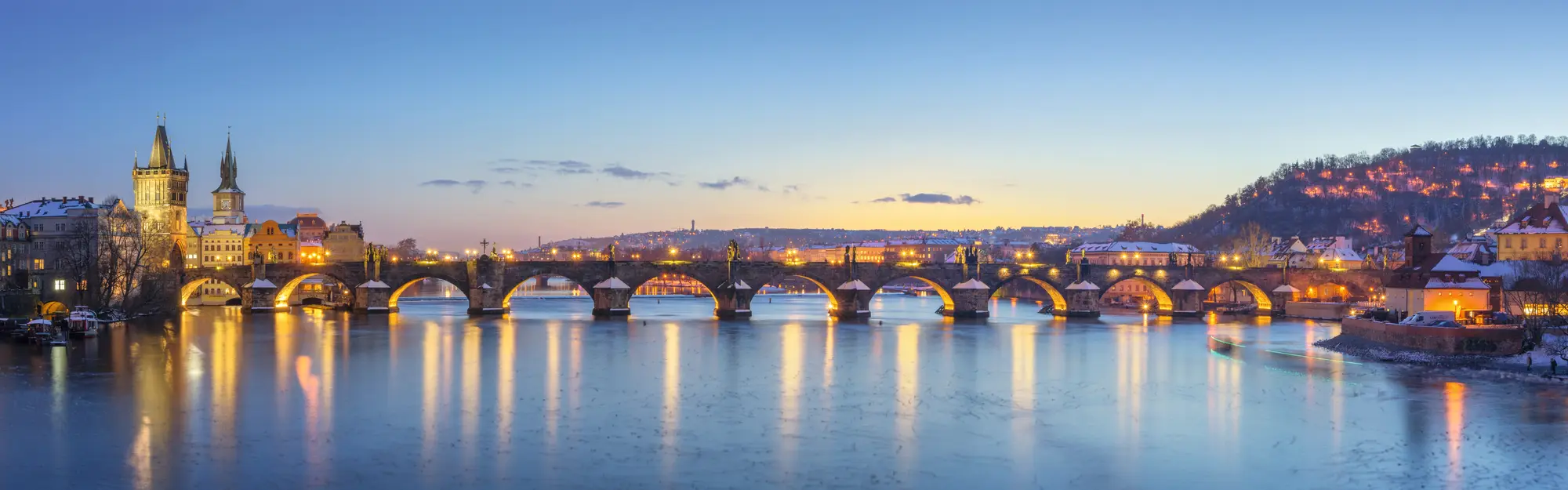 Panorama du pont Charles à Prague au coucher du soleil.