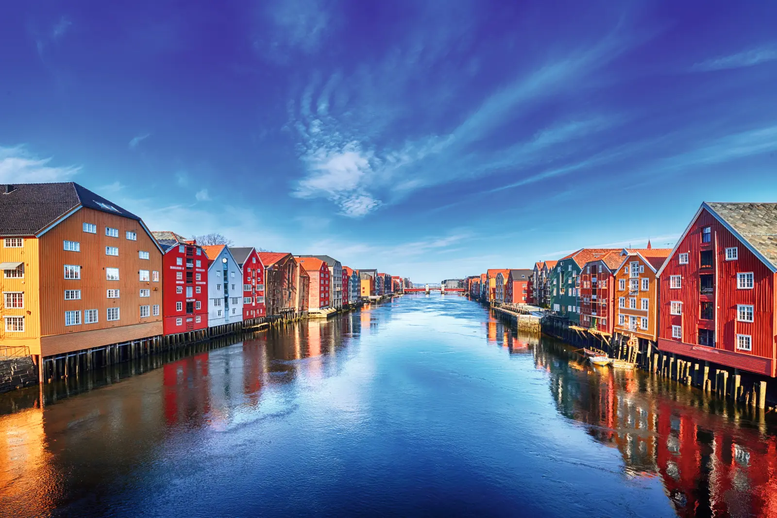 Colorate case lungo il fiordo di Trondheim, a Trondheim, Norvegia, sotto un cielo azzurro e limpido.