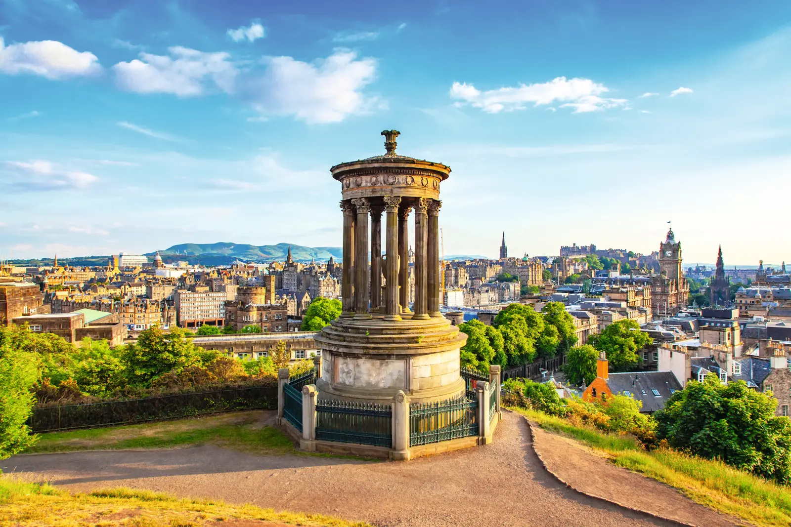 Carlton Hill con vista su Edimburgo in una giornata di sole