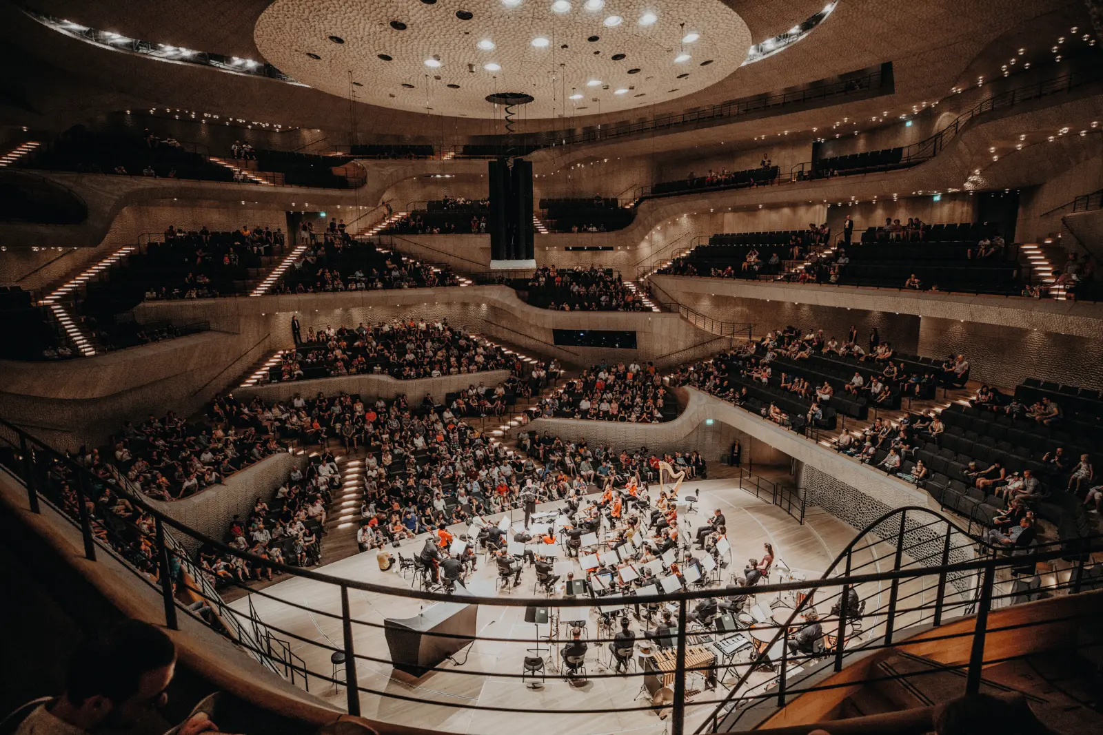 L'orchestra si esibisce davanti al pubblico nella sala da concerto dell'Elbphilharmonie.