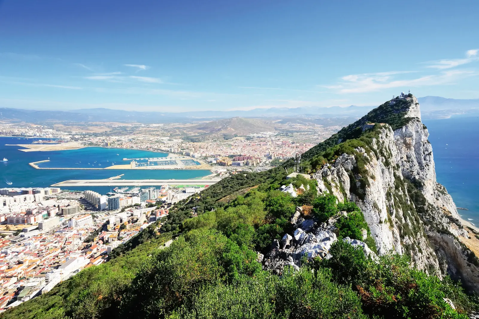 Veduta della Rocca di Gibilterra con la città e la linea costiera sullo sfondo.