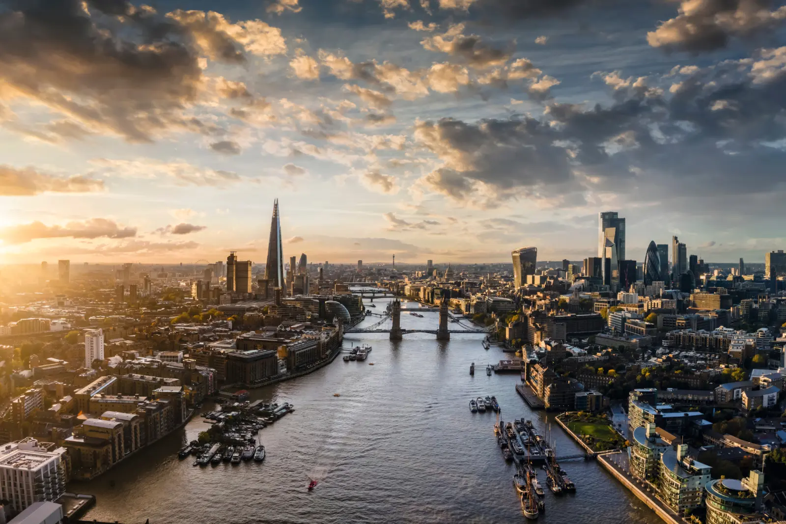 Panoramablick auf London bei Sonnenuntergang mit der Themse und ikonischen Wolkenkratzern.