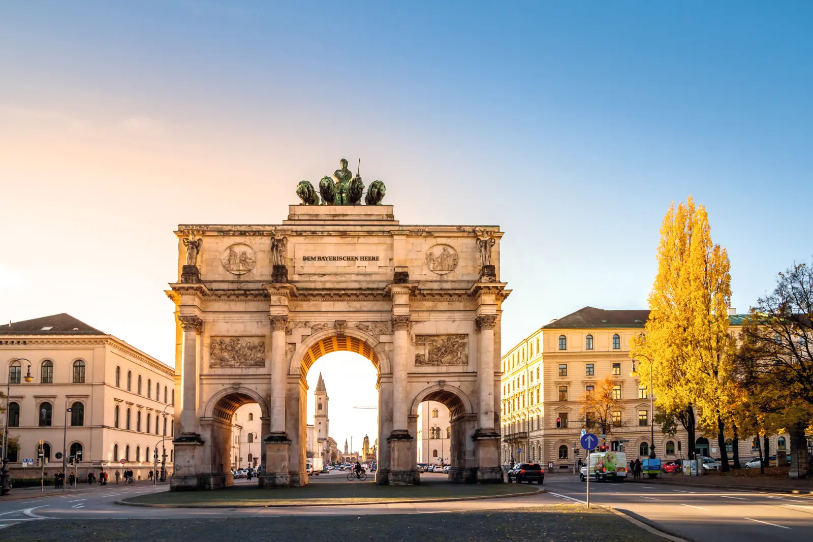 Arco di Trionfo in una vista soleggiata della città con alberi autunnali.