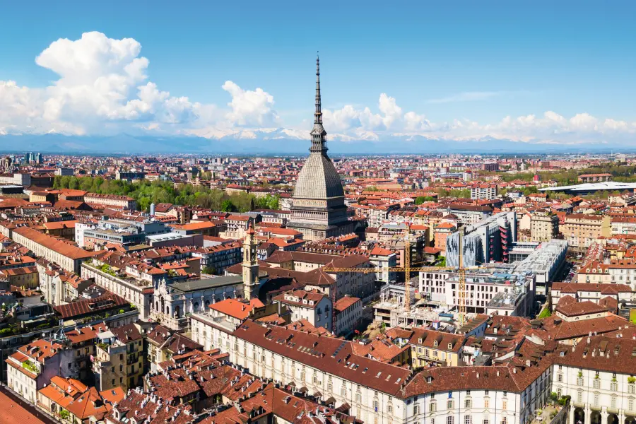 Veduta aerea di Torino con la Mole Antonelliana al centro.