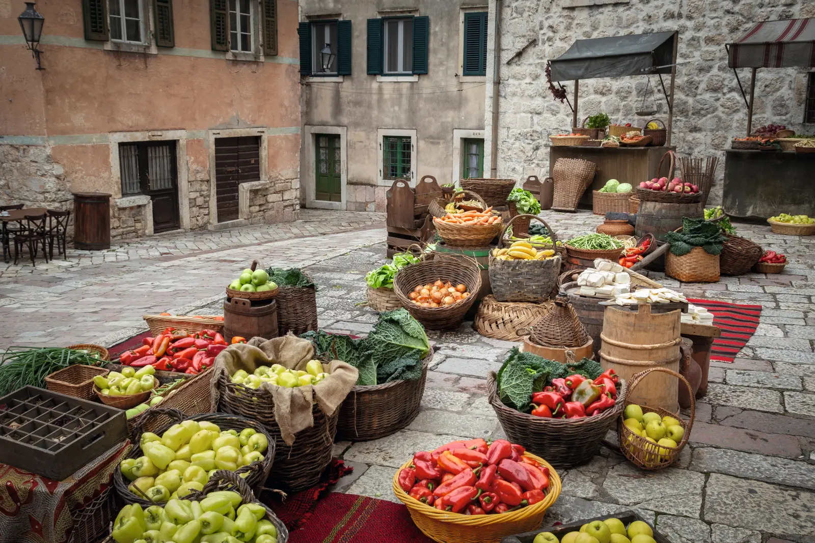 Ceste di verdure fresche su un mercato.