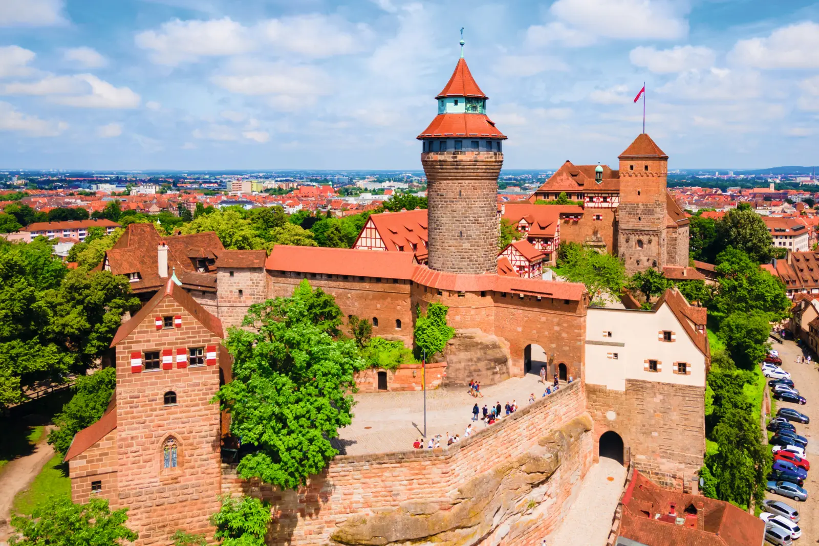 Château de Nuremberg vu du ciel, vieille ville à l’arrière-plan sous un ciel bleu
