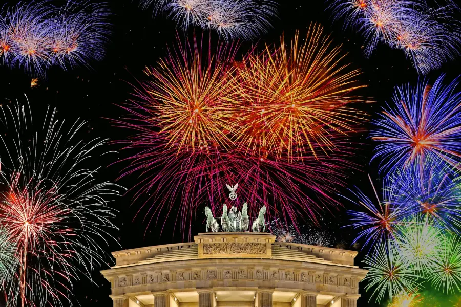 Fuochi d'artificio sopra la Porta di Brandeburgo di notte.