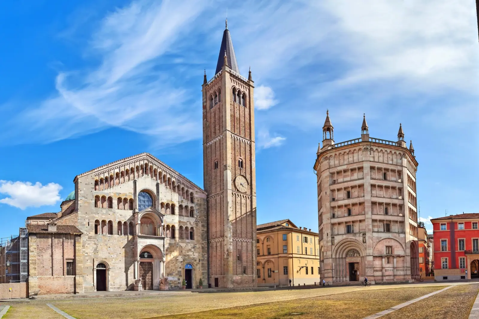 Piazza con la storica cattedrale e il battistero di Parma, Italia.