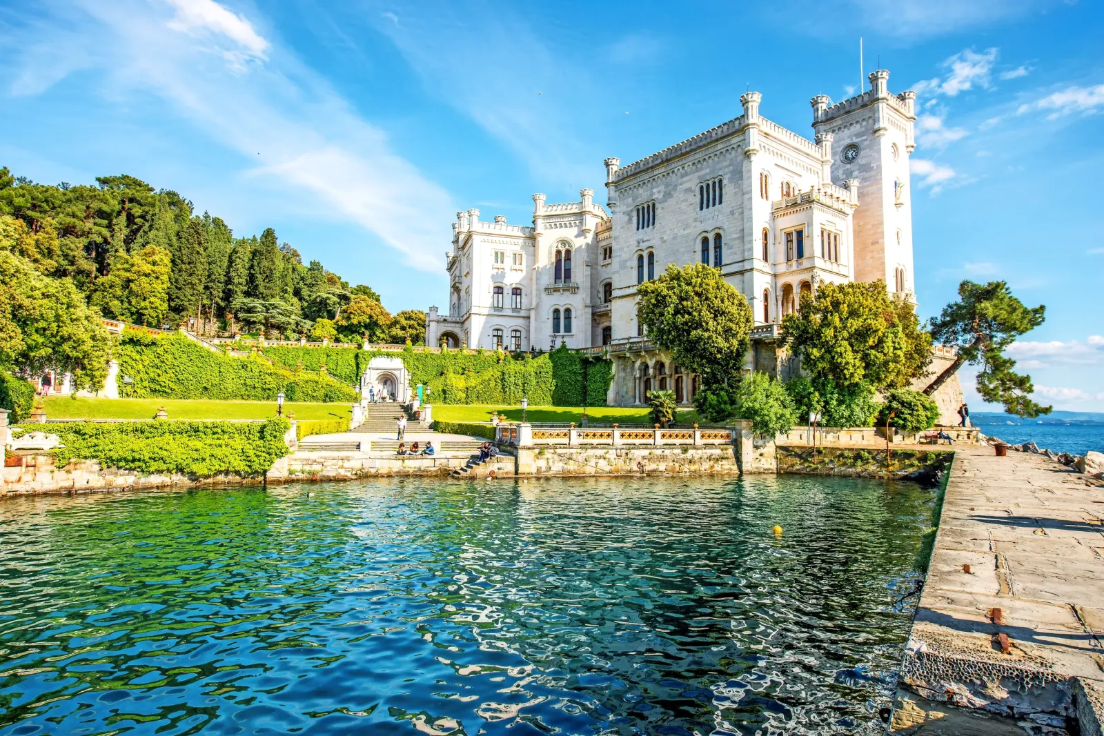 Castello sul mare con giardino e lungomare in una giornata di sole