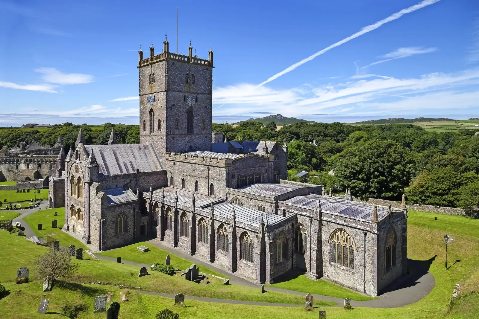 Cathédrale historique avec clocher, entourée de verdure sous un ciel bleu