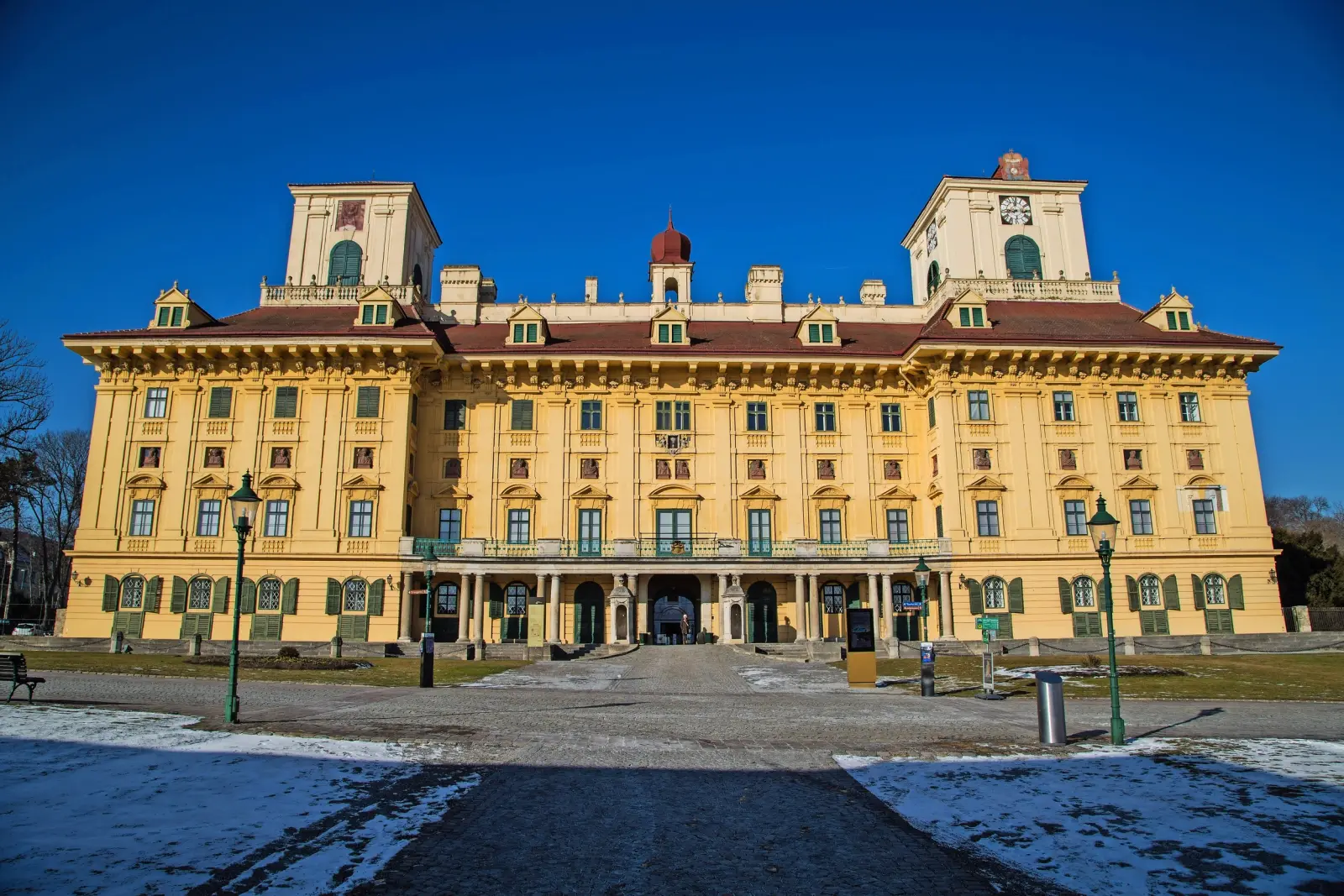 Grande castello barocco giallo in una giornata limpida con cielo azzurro.