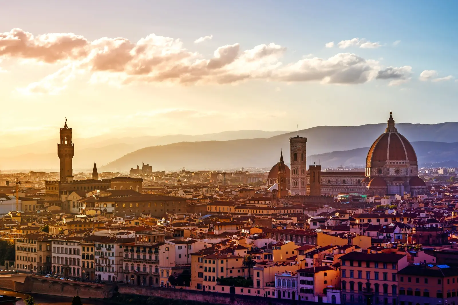 Skyline di Firenze al tramonto con cattedrale e palazzi.