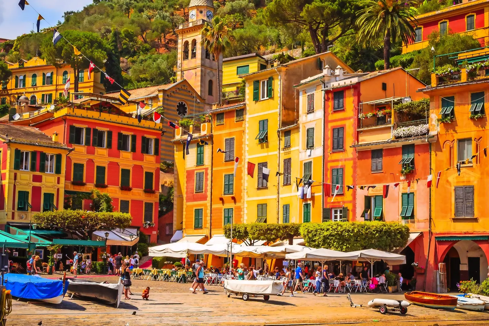 Edifici colorati sul porto di Portofino con barche in acqua.