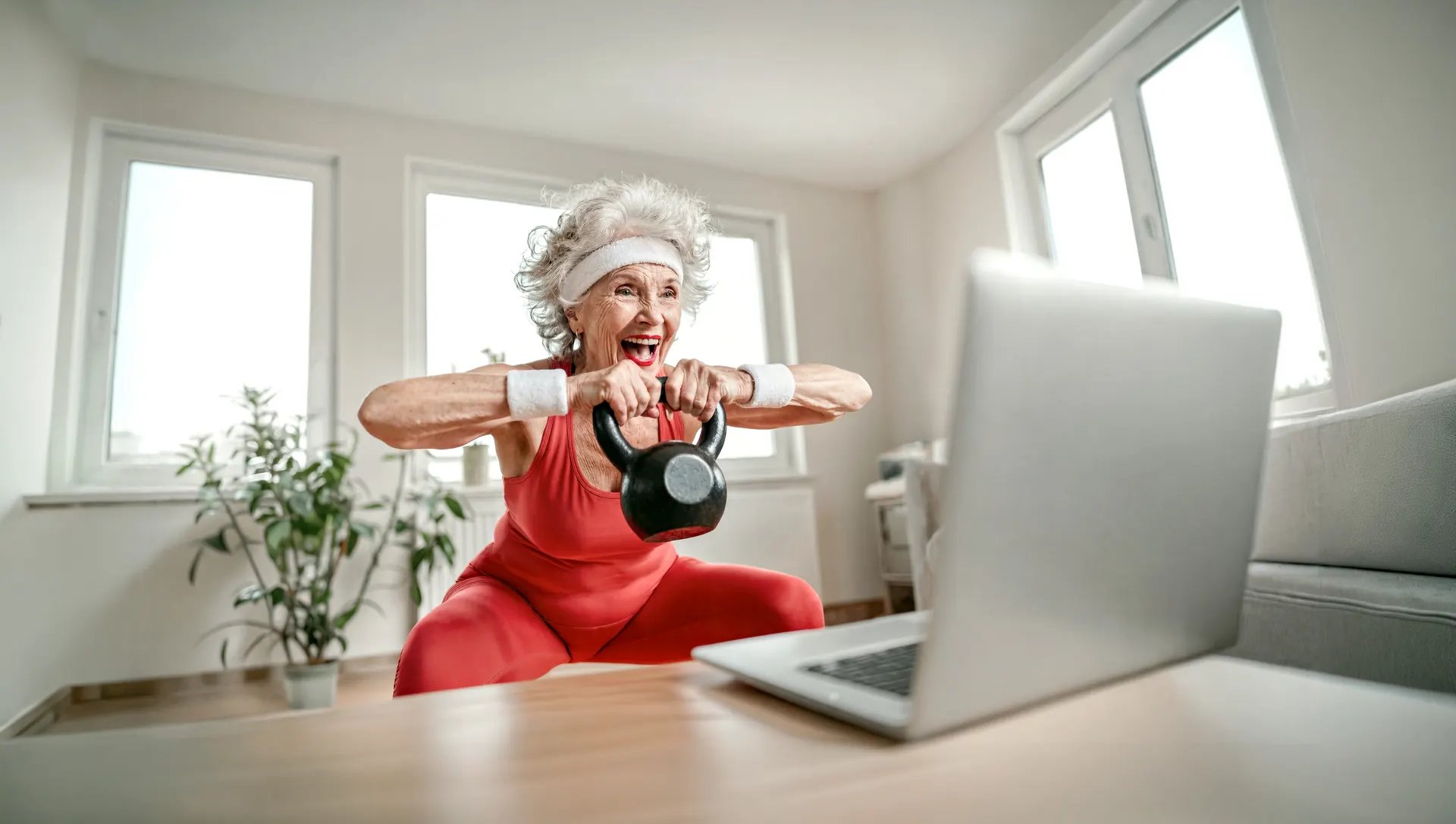 Oma mit Kettlebell am trainieren