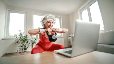 Oma mit Kettlebell am trainieren