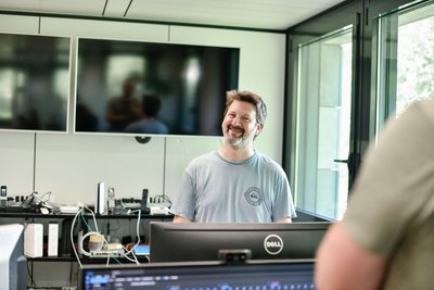 Lachender Mitarbeiter aus der Technik