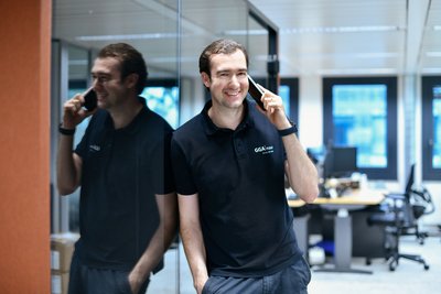 Mitarbeiter lässig cool am Mobile