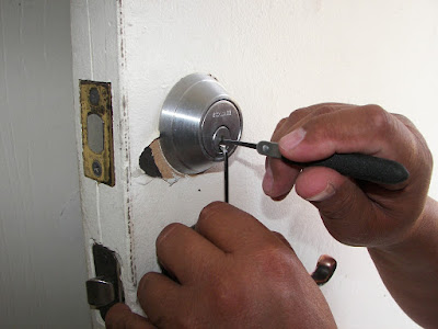 Finding a Qualified Car Locksmith: Credentials and Red Flags