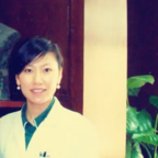 Frau Shan, Spezialistin für Traditionelle Chinesische Medizin (TCM) in Genf