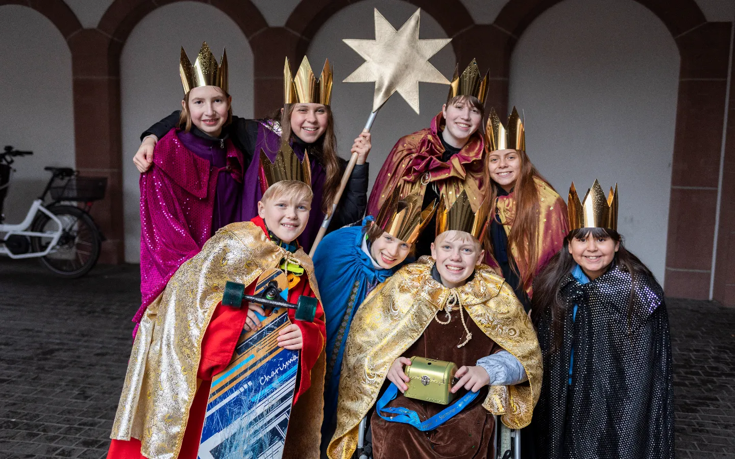 Am 10. Januar entdecken Kinder die Tradition der Sternsinger*innen, backen Galette des Rois und feiern gemeinsam Dreikönig  © Kindermissionswerk «Die Sternsinger», Mika Väisänen