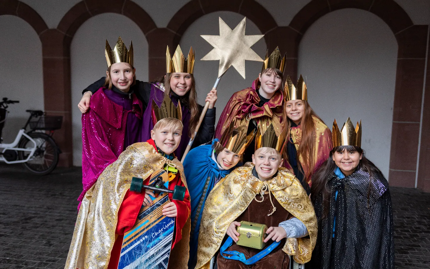 Le 10 janvier, les enfants découvrent la tradition des Chanteurs à l'étoile, préparent une Galette des Rois et célèbrent ensemble l’Épiphanie © Kindermissionswerk «Die Sternsinger», Mika Väisänen