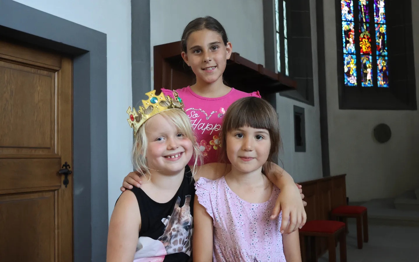 Eine wohlverdiente Pause im kühlen Kirchenraum: Die Sternsingerinnen und Sternsinger aus Arbon blicken gemeinsam auf ihren Einsatz zurück © Missio Schweiz