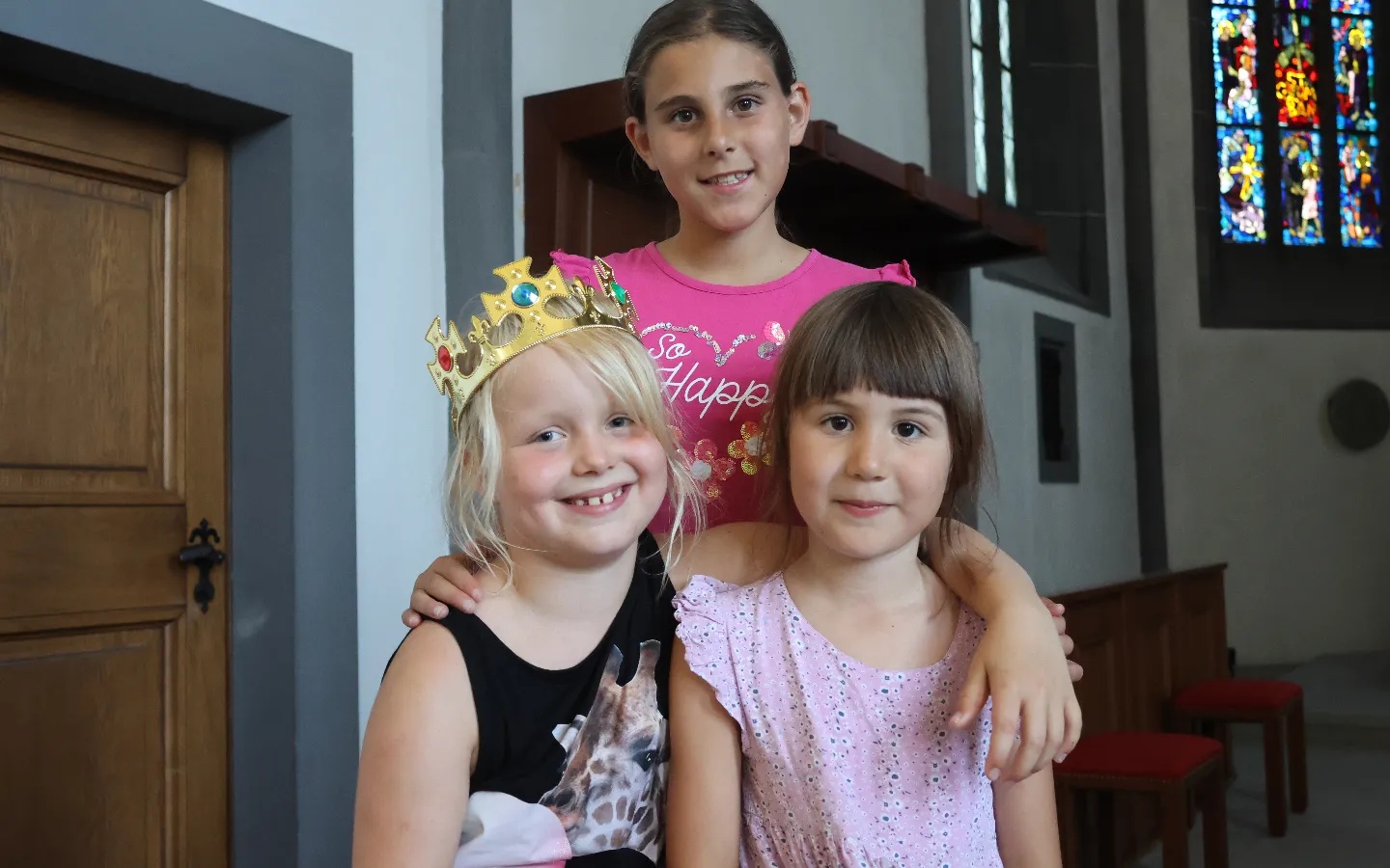 Une pause bien méritée dans la fraîcheur de l’église : les Chanteurs à l'étoile d’Arbon partagent leurs souvenirs © Missio Suisse