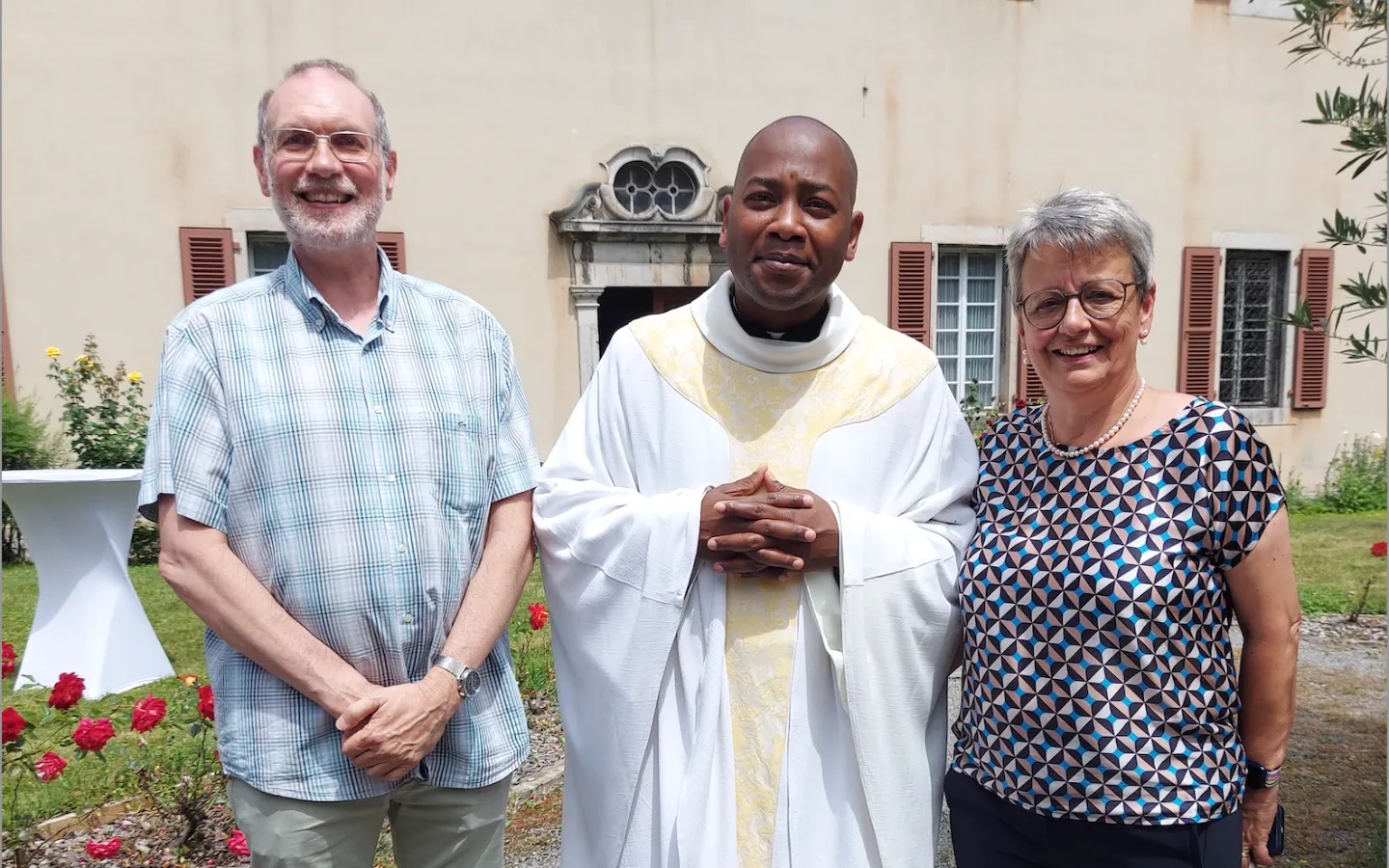 Il novello sacerdote Jean-Pierre Dadzie con Yves Carron e Marianne Pohl-Henzen di Missio Svizzera