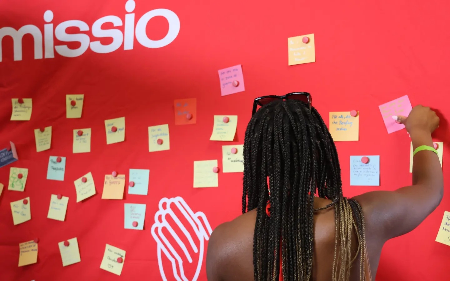 Junge Menschen schreiben ihr Gebetsanliegen an unsere Prayerwall © Missio Schweiz