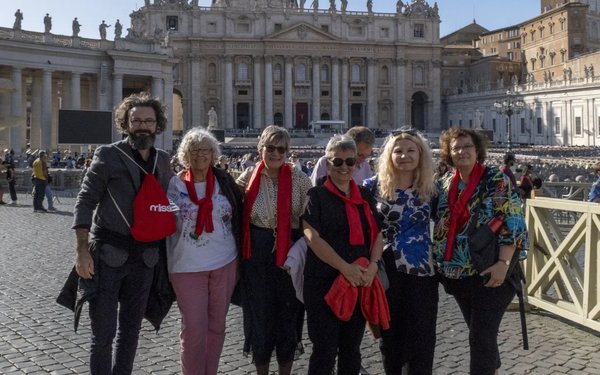 Pèlerins et pèlerines de l’espérance avec Missio Suisse devant la basilique Saint-Pierre à Rome